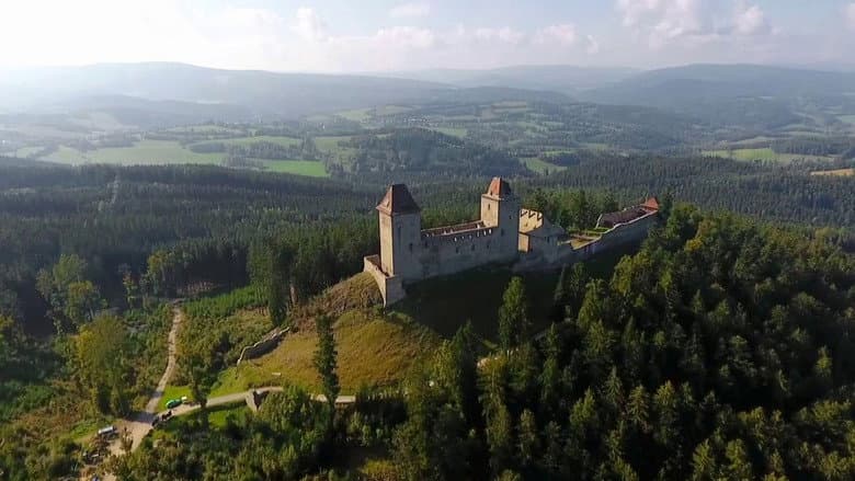 Krajinou příběhů českých hradů známých i neznámých